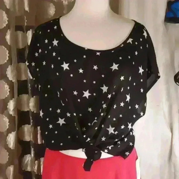 5/$25 stars sheer top ⭐ 4th of July ready 2 x but tie and it's a crop top - Picture 8 of 11